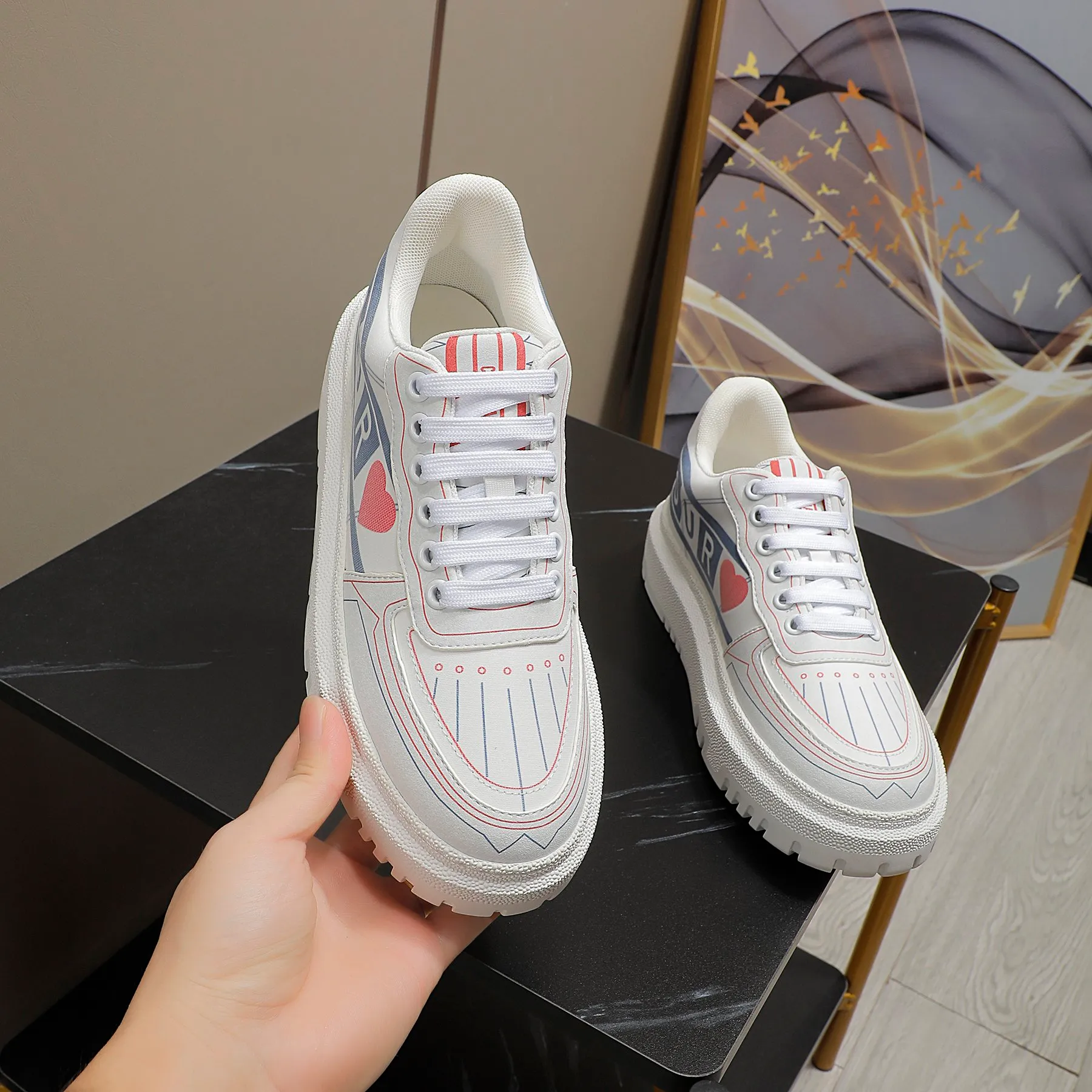 👟👟Ex-factory price 480👟👟 2021ssDior shell-toe casual white shoes, the latest letter strip layout with luminous colors, the same style as the ready-to-wear series 1️⃣Original mold opening 2️⃣Original cowhide➕Breathable mesh lining 3️⃣TPU evacuation outsole 4️⃣Injection-molded latex cowhide feet 5️⃣Full set of packaging at the counter, code number 35-40 (41 can be customized)